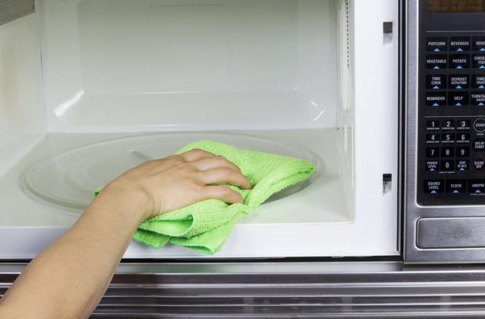How to clean a microwave ?